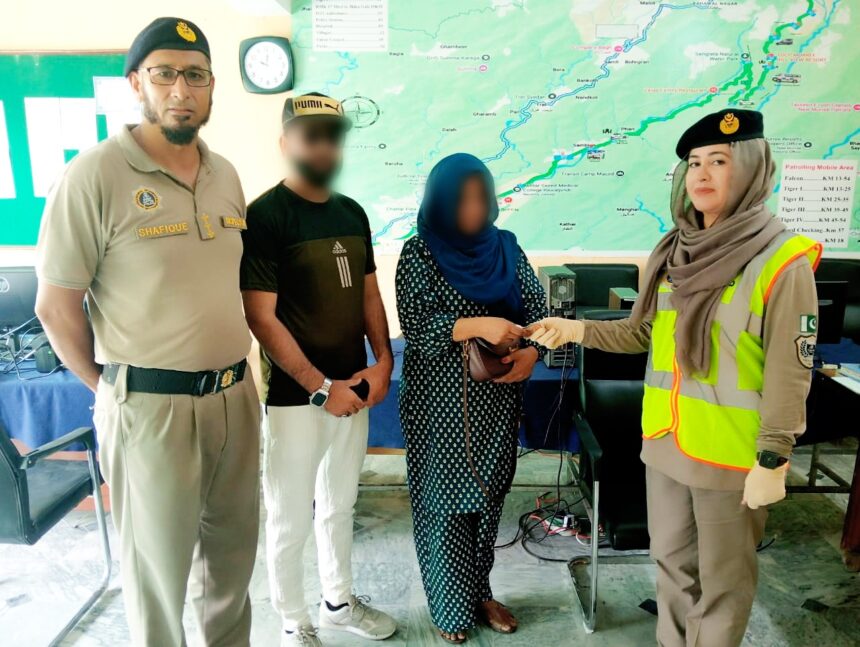 Motorway Police Return Lost Wallet with Rs 40000 on Expressway 1 motorway police return wallet