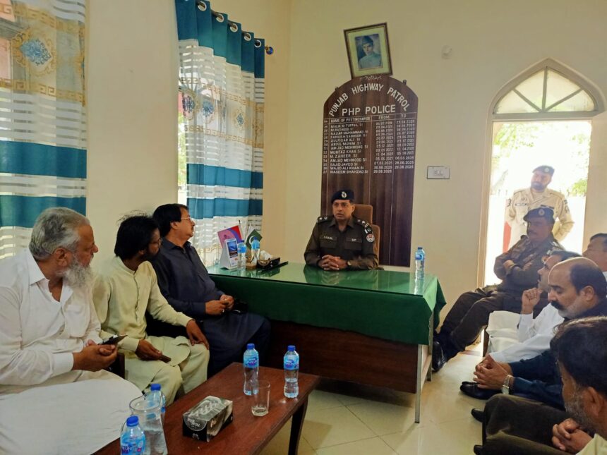 patrolling police - Patrolling Police Visit Hattar Post in Attock