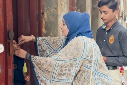 polio vaccinator - Lahore Polio Vaccinator Brings Hope