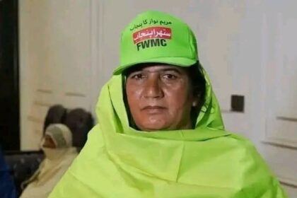 faisalabad worker - Faisalabad Worker Returns Nine Lakh Found in Trash