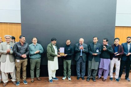 sajid sadpara - Sajid Sadpara Visits Lady Reading Hospital