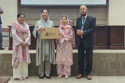 fuuast laptops - FUUAST Students Receive 390 Laptops