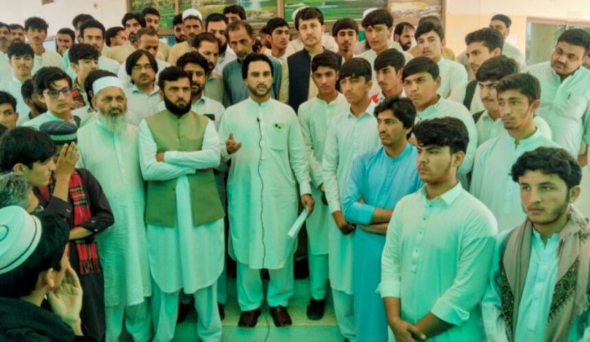 bannu board - Bannu Board Employees Protest Against Chairman