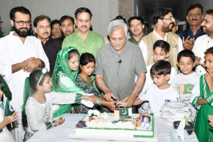 PMAS-AAUR Independence Day ceremony attended by vice chancellor, faculty, staff and children