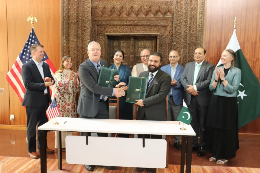 Representatives of Pakistan and the United States at a Fulbright-HEC partnership ceremony