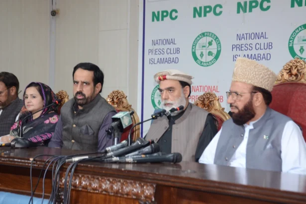 Sardar Muhammad Yousuf addressing a press conference at Islamabad Press Club with Hazara province movement leaders