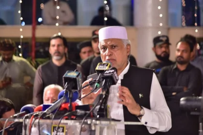 Deputy Prime Minister Ishaq Dar laying a floral wreath at Hazrat Bari Imam shrine in Islamabad