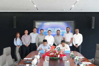 Hoymiles and Harisun Energy officials at partnership signing in China