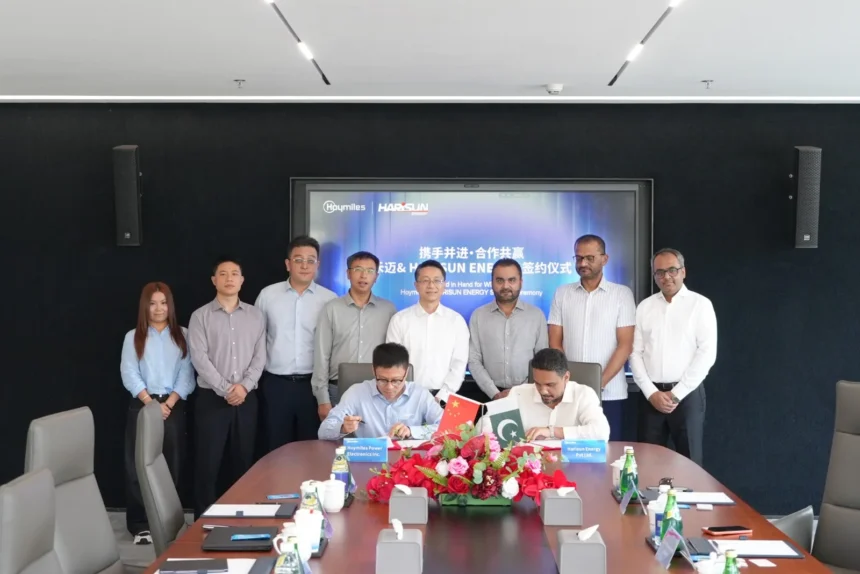 Hoymiles and Harisun Energy officials at partnership signing in China