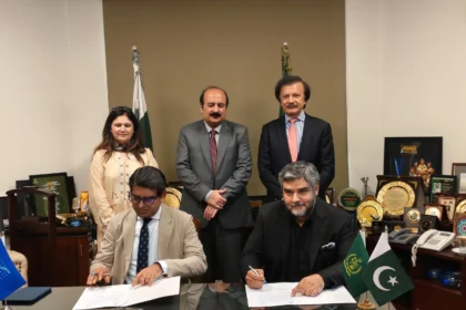 SMEDA and Prime Minister’s Youth Programme officials at MoU signing ceremony in Islamabad