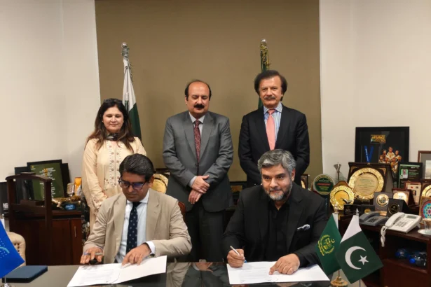 SMEDA and Prime Minister’s Youth Programme officials at MoU signing ceremony in Islamabad