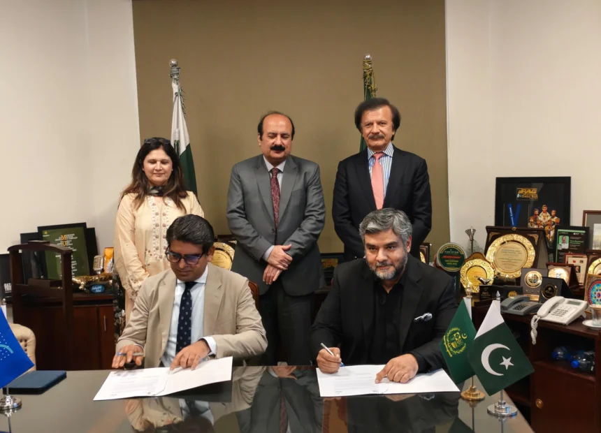 SMEDA and Prime Minister’s Youth Programme officials at MoU signing ceremony in Islamabad