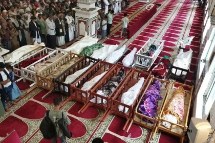 Residents gather for funeral prayers in Taiz after Houthi shelling on Mount Saber