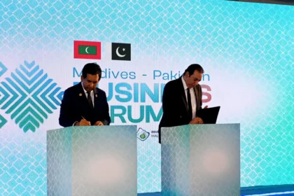 FPCCI President Atif Ikram Sheikh and Maldivian minister signing MoU