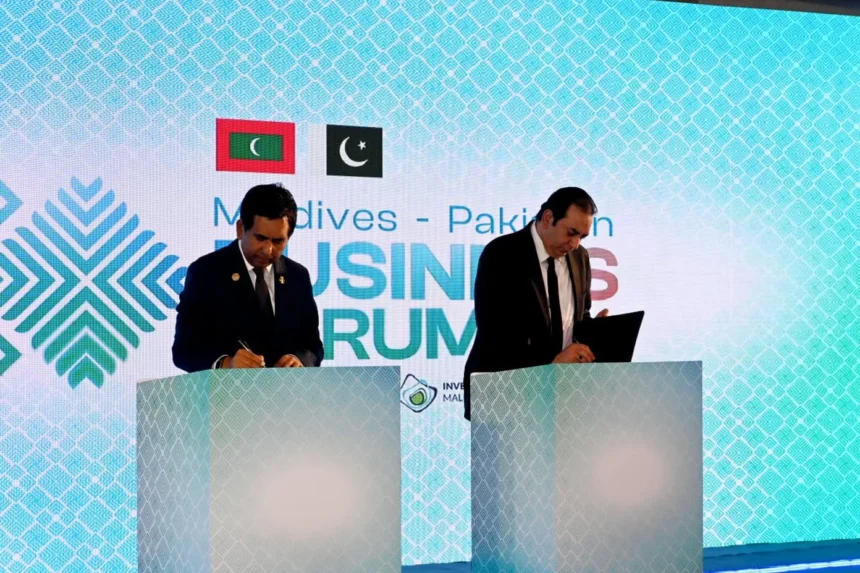FPCCI President Atif Ikram Sheikh and Maldivian minister signing MoU