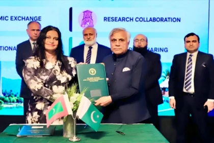 PMAS-AAUR and Maldives National University officials at MoU signing ceremony at HEC Islamabad