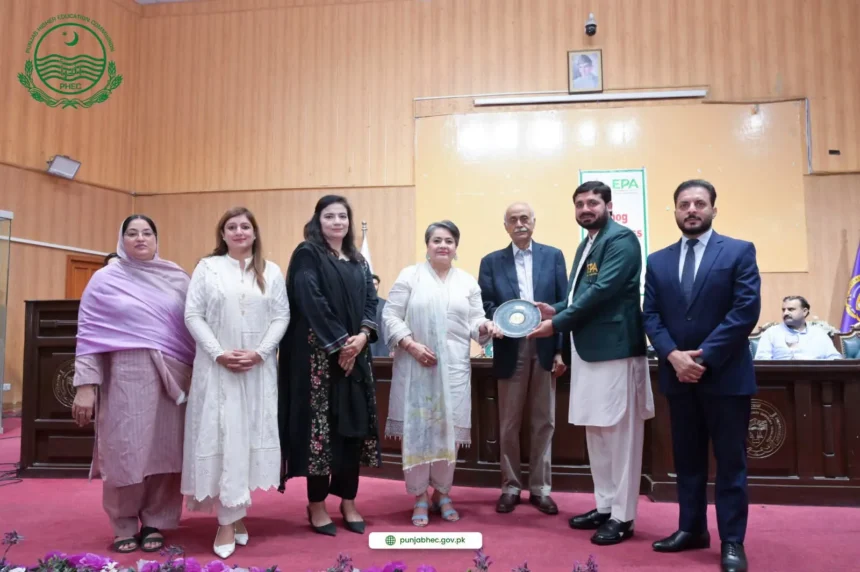 Prof. Dr. Iqrar Ahmad Khan addressing a seminar on smog and human health